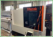 STKMパイプ材を給材機に載せ、マザック製QT250N旋盤にて連続加工。